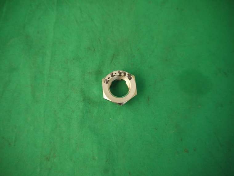 Kronenmutter zu Radnabe, Achswelle außen