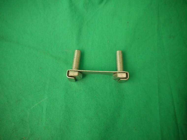 Befestigungsblech mit Schrauben